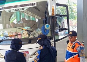 Petugas memeriksa kelaikan bus AKAP di Terminal Tipe A Tingkir, Salatiga, belum lama ini. (Angga Rosa/Lingkarjateng.id)