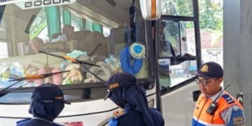 Petugas memeriksa kelaikan bus AKAP di Terminal Tipe A Tingkir, Salatiga, belum lama ini. (Angga Rosa/Lingkarjateng.id)