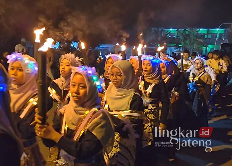 Takbir Keliling di Kalipancur Pekalongan Semarak, Ribuan Warga Ikut Meriahkan Malam Idul Fitri 25 Ribuan warga Desa Kalipancur mengikuti takbir keliling dalam rangka menyambut Idul Fitri 1447 Hijriah, Jumat malam, 20 Maret 2026. (Fahri Akbar/Lingkarjateng.id)