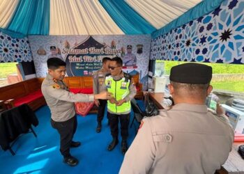 MEMONITOR: Kapolres Salatiga AKBP Ade Papa Rihi mengecek fasilitas di pos pelayanan mudik Exit Tol Tingkir pada Selasa, 10 Maret 2026. (Humas Polres Salatiga/Lingkarjateng.id)