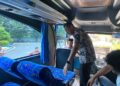 Bupati Kudus, Sam'ani Intakoris, meninjau armada bus program mudik gratis lebaran di Halaman Dinas Perhubungan Kabupaten Kudus, Selasa, 3 Maret 2026. (Mohammad Fahtur Rohman/Lingkarjateng.id)