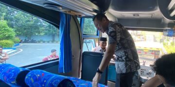 Bupati Kudus, Sam'ani Intakoris, meninjau armada bus program mudik gratis lebaran di Halaman Dinas Perhubungan Kabupaten Kudus, Selasa, 3 Maret 2026. (Mohammad Fahtur Rohman/Lingkarjateng.id)