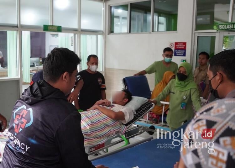 Pemkab Jepara Fasilitasi Kepulangan PMI Asal Mayong yang Sakit di Jepang 25 Proses pemulangan Muhammad Roziqin, Pekerja Migran Indonesia (PMI) asal Desa Kuanyar, Kecamatan Mayong, Kabupaten Jepara, yang jatuh sakit saat bekerja di Jepang, Senin, 2 Maret 2026. (Tomi Budianto/Lingkarjateng.id)