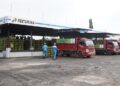 Petugas pangkalan LPG subsidi 3 kg di Kudus saat sedang menyiapkan tabung gas untuk didistribusikan ke masyarakat. (Nisa Hafizhotus S./Lingkarjateng.id)