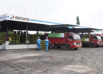 Petugas pangkalan LPG subsidi 3 kg di Kudus saat sedang menyiapkan tabung gas untuk didistribusikan ke masyarakat. (Nisa Hafizhotus S./Lingkarjateng.id)