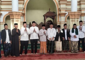 Plt Bupati Pekalongan Sukirman menyampaikan sambutan usai pelaksanaan salat Idul Fitri 1447 H di Masjid Al Muhtarom, Alun-alun Kajen, Sabtu, 21 Maret 2026. (Fahri Akbar/Lingkarjateng.id)