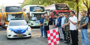 Pemkab Pati Berangkatkan 16 Bus Mudik Lebaran Gratis 2026 10 Penjabat Sekretaris Daerah (Pj. Sekda) Kabupaten Pati, Teguh Widyatmoko, memberangkatkan armada bus mudik lebaran gratis di Halaman Pendopo Kabupaten Pati, Minggu, 15 Maret 2026. (Humas Pemkab Pati/Lingkarjateng.id)