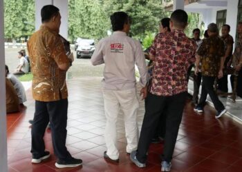 Sejumlah kepala organisasi perangkat daerah (OPD) dan camat di lingkungan Pemerintah Kabupaten Pekalongan menghadiri rapat koordinasi di Aula Sekda Kabupaten Pekalongan, Jumat, 6 Maret 2026. (Fahri Akbar/Lingkarjateng.id)