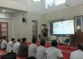 Wali Kota Pekalongan Achmad Afzan Arslan Djunaid memberikan sambutan dalam kegiatan Ifthar Jama’i bersama ulil amri yang digelar Yayasan Az-Zubair Bin Al-Awwam di Masjid Aisyah R.A., Komplek Perumahan Sapphire Town House, Klego, Kota Pekalongan, Minggu, 1 Maret 2026. (Fahri Akbar/Lingkarjateng.id)