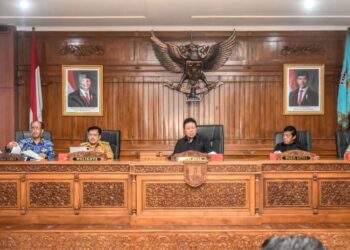 RAPAT: Wali Kota Salatiga Robby Hernawan (kedua kiri) mengikuti rapat antara Badan Anggaran (Banggar) DPRD dengan Tim Anggaran Pemerintah Daerah (TAPD) di Ruang Bhinneka Tunggal Ika DPRD Kota Salatiga, Senin, 9 Maret 2026. (Humas Prokompim Setda Salatiga/Lingkarjateng.id)