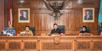 RAPAT: Wali Kota Salatiga Robby Hernawan (kedua kiri) mengikuti rapat antara Badan Anggaran (Banggar) DPRD dengan Tim Anggaran Pemerintah Daerah (TAPD) di Ruang Bhinneka Tunggal Ika DPRD Kota Salatiga, Senin, 9 Maret 2026. (Humas Prokompim Setda Salatiga/Lingkarjateng.id)