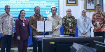 Pemprov Jateng, Pemkot Semarang dan Pemkab Kendal Kolaborasi Olah Sampah Jadi Listrik 10 Penandatanganan kesepakatan bersama tentang penyelenggaraan pengolahan sampah berbasis teknologi ramah lingkungan menjadi energi listrik antara Pemprov Jateng, Pemkot Semarang dan Pemkab Kendal di kantor Gubernur Jateng pada Sabtu, 28 Maret 2026. (Humas Pemprov Jateng)