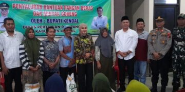 Bupati Kendal Dyah Kartika Permanasari (kelima kiri) menghadiri penyaluran bantuan pangan di Desa Tamanrejo dan Pagerwojo, Kecamatan Limbangan, Jumat 13 Maret 2026 sore. (Anik Kustiani/Lingkarjateng.id)