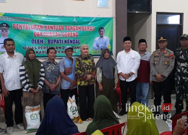 Penerima Bantuan Pangan di Kendal Naik 2 Kali Lipat Jelang Lebaran 2026 25 Bupati Kendal Dyah Kartika Permanasari (kelima kiri) menghadiri penyaluran bantuan pangan di Desa Tamanrejo dan Pagerwojo, Kecamatan Limbangan, Jumat 13 Maret 2026 sore. (Anik Kustiani/Lingkarjateng.id)