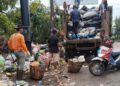 Petugas DLH Kendal tengah membersihkan sampah H+1 lebaran, Minggu, 22 Maret 2026. (Anik Kustiani/Lingkarjateng.id)