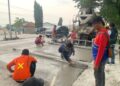Proses perbaikan jalur nasional Pantura Semarang–Kudus atau tepatnya di kawasan Trengguli, Kabupaten Demak. (M. Burhanuddin Aslam/Lingkarjateng.id)