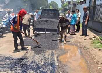 Petugas DPU Taru Kabupaten Pekalongan melakukan perbaikan jalan di wilayah Watusalam, Sabtu, 14 Maret 2026. (Fahri Akbar/Lingkarjateng.id)