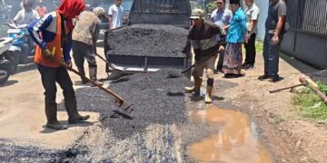 Perbaikan Jalan di Pekalongan Molor dari Target, Pemkab: Terkendala Material 10 Petugas DPU Taru Kabupaten Pekalongan melakukan perbaikan jalan di wilayah Watusalam, Sabtu, 14 Maret 2026. (Fahri Akbar/Lingkarjateng.id)