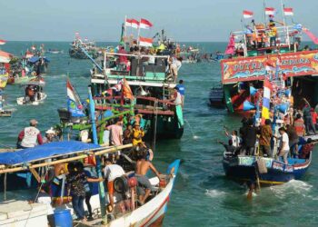 Sejumlah perahu nelayan saat mengikuti Pesta Lomban di Kabupaten Jepara tahun lalu. (Tomi Budianto/Lingkarjateng.id)