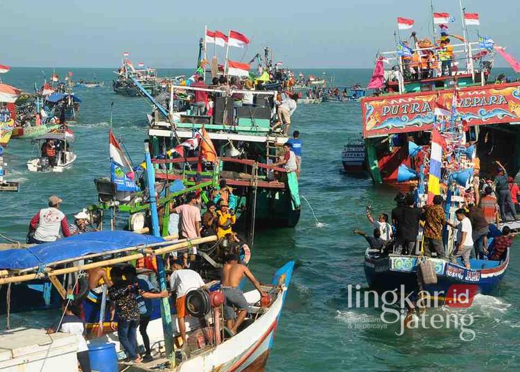 Digelar Besok, Ini Rangkaian Acara Pesta Lomban Jepara 2026 25 Sejumlah perahu nelayan saat mengikuti Pesta Lomban di Kabupaten Jepara tahun lalu. (Tomi Budianto/Lingkarjateng.id)