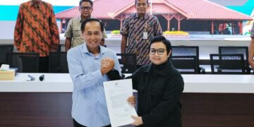 Tunjuk Plt Bupati, Gubernur Jateng Minta Pemkab Cilacap Stop Praktik Korupsi 10 Asisten Pemerintahan dan Kesejahteraan Rakyat Sekda Jawa Tengah, Iwanuddin Iskadar, menyerahkan surat penunjukan Plt Bupati kepada Wakil Bupati Cilacap Wmmy Amalia Fatma Surya di Pendopo Kabupaten Cilacap, Minggu, 15 Maret 2026. (Humas Pemprov Jateng/Lingkarjateng.id)