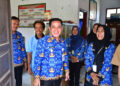 Plt. Bupati Pekalongan, Sukirman, meninjau kondisi SDN 1 Wonosari, Kecamatan Siwalan, Selasa, 17 Maret 2026. (Fahri Akbar/Lingkarjateng.id)