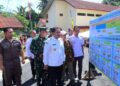 Plt Bupati Pekalongan Sukirman meninjau hasil program TMMD Sengkuyung Tahap I Tahun 2026 di Desa Werdi, Kecamatan Paninggaran pada Rabu, 11 Maret 2026. (Fahri Akbar/Lingkarjateng.id)