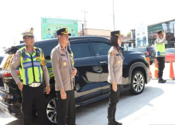 Kapolres Batang AKBP Veronika (tiga dari kiri) pada kegiatan pengamanan arus mudik lebaran 2026 di Batang, belum lama ini. (Antara/Lingkarjateng.id)