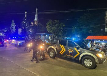 Personel Polres Kendal hendak melaksanakan patroli usai apel di area parkir Masjid Al-Muttaqin, Kecamatan Kaliwungu, Kabupaten Kendal, Minggu dini hari, 15 Maret 2026. (Humas Polres Kendal/Lingkarjateng.id)