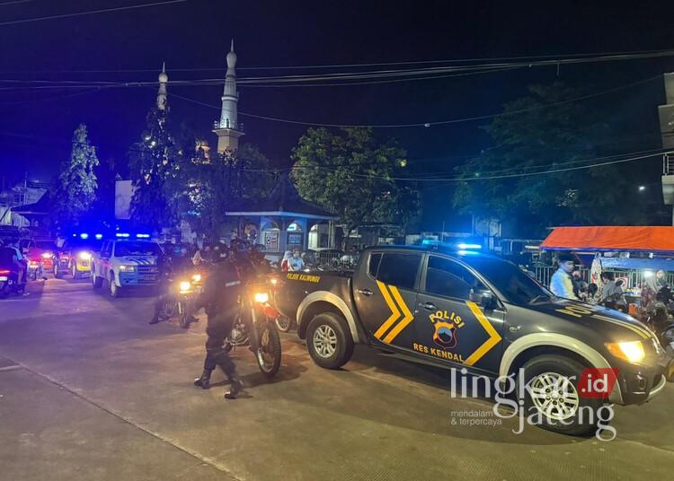 Jelang Lebaran, Polres Kendal Perkuat Patroli Dini Hari 25 Personel Polres Kendal hendak melaksanakan patroli usai apel di area parkir Masjid Al-Muttaqin, Kecamatan Kaliwungu, Kabupaten Kendal, Minggu dini hari, 15 Maret 2026. (Humas Polres Kendal/Lingkarjateng.id)