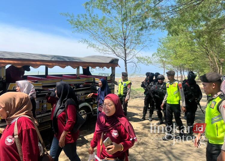 Libur Lebaran, Pengawasan Objek Wisata di Kendal Diperketat 25 Satuan Samapta Polres Kendal melakukan pengawasan di Pantai Indah Kemangi, Senin, 23 Maret 2026. (Polres Kendal/Lingkarjateng.id)