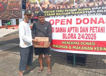 Warga memberikan bantuan logistik di posko donasi aksi damai yang didirikan APTRI Blora. (Eko Wicaksono/Lingkarjateng.id)