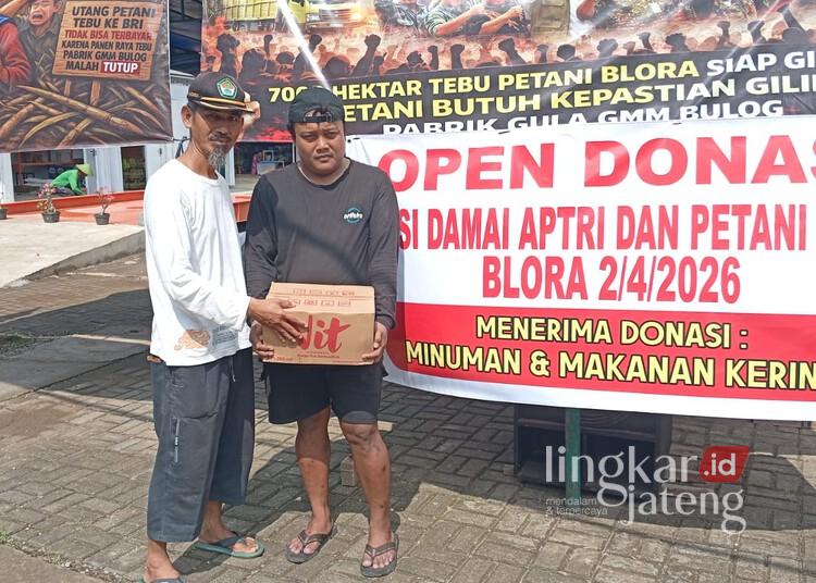 Ribuan Petani Tebu di Blora Akan Gelar Aksi Tagih Janji Operasional Pabrik Gula PT GMM 25 Warga memberikan bantuan logistik di posko donasi aksi damai yang didirikan APTRI Blora. (Eko Wicaksono/Lingkarjateng.id)