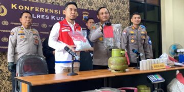 Polres Kudus menunjukkan barang bukti kasus praktik ilegal penyuntikan LPG dalam konferensi pers di Mapolres Kudus, Kamis, 5 Maret 2026. (Nisa Hafizhotus S./Lingkarjateng.id)