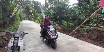 Warga melintas di jalan cor di Desa Gedong, Kecamatan Patean, Kabupaten Kendal, Sabtu, 7 Maret 2026.  (Anik Kustiani/Lingkarjateng.id)