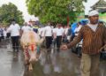 Ribuan Warga Antusias Saksikan Kirab Kerbau Tradisi Lomban Jepara 2026 36 Tampak Bupati Jepara Witiarso Utomo bersama Wakil Bupati Muhammad Ibnu Hajar ikut mengiringi kirab kerbau tradisi pesta lomban syawalan dari TPI Ujungbatu ke RPH Jobokuto, Kabupaten Jepara pada Jumat, 27 Maret 2026. (Tomi Budianto/Lingkarjateng.id)