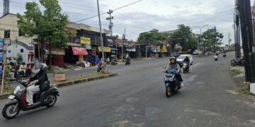 Jelang Mudik Lebaran, Perbaikan Jalan di Kota Semarang Dikebut 10 Para pengendara sedang melintasi Jalan Prof. Hamka Kota Semarang pada Selasa, 3 Maret 2026. (Syahril Muadz/Lingkarjateng.id)