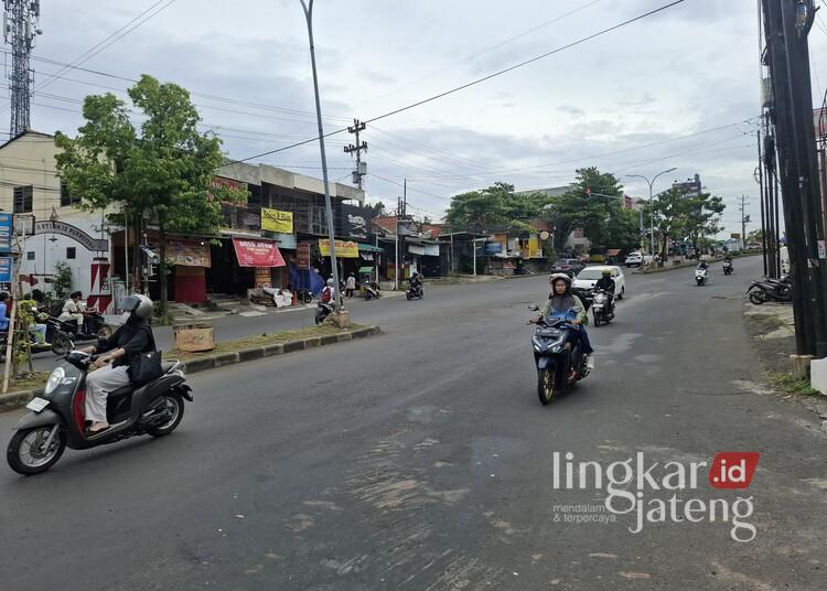 Jelang Mudik Lebaran, Perbaikan Jalan di Kota Semarang Dikebut 25 Para pengendara sedang melintasi Jalan Prof. Hamka Kota Semarang pada Selasa, 3 Maret 2026. (Syahril Muadz/Lingkarjateng.id)