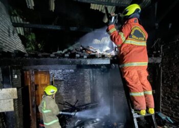 Petugas Damkar Kota Salatiga berjibaku memadamkan api yang membakar rumah di Promasan RT 05 RW 02, Kelurahan Argomulyo, Kota Salatiga, terbakar, Kamis malam, 12 Maret 2026. (Damkar Salatiga/Lingkarjateng.id)