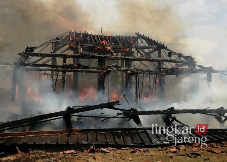 Rumah Joglo di Nalumsari Jepara Kebakaran, Kerugian Tembus Rp2,2 Miliar 25 Sebuah rumah joglo di Desa Pringtulis RT 02/RW 03, Kecamatan Nalumsari, Kabupaten Jepara, ludes terbakar pada Rabu siang, 4 Maret 2026. (Tomi Budianto/Lingkarjateng.id)