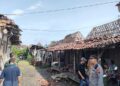 Warga bersama pihak terkait sedang bergotong royong memperbaiki rumah yang terdampak angin kencang di Desa  Solowire, Kecamatan Kebonagung, Kabupaten Demak, Minggu, 1 Maret 2026. (M. Burhanuddin Aslam/Lingkarjateng.id)