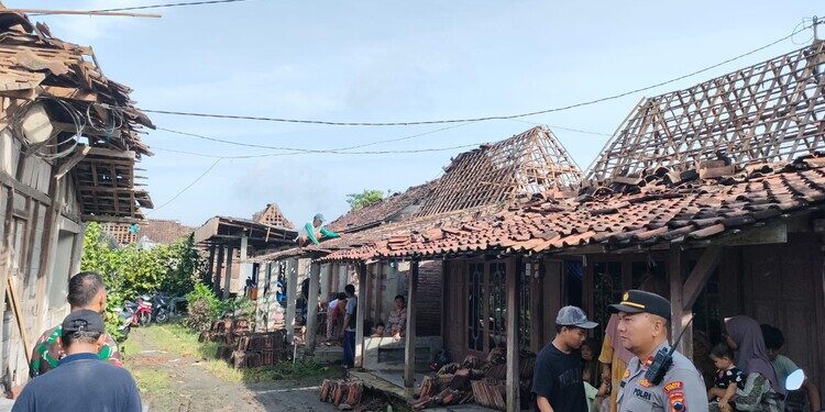 Warga bersama pihak terkait sedang bergotong royong memperbaiki rumah yang terdampak angin kencang di Desa  Solowire, Kecamatan Kebonagung, Kabupaten Demak, Minggu, 1 Maret 2026. (M. Burhanuddin Aslam/Lingkarjateng.id)