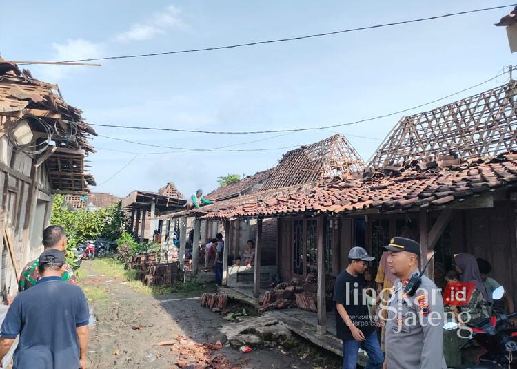 Hujan Disertai Angin Kencang Terjang Desa Solowire Demak, Puluhan Rumah Rusak 25 Warga bersama pihak terkait sedang bergotong royong memperbaiki rumah yang terdampak angin kencang di Desa Solowire, Kecamatan Kebonagung, Kabupaten Demak, Minggu, 1 Maret 2026. (M. Burhanuddin Aslam/Lingkarjateng.id)
