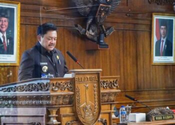 Wali Kota Salatiga Robby Hernawan menyampaikan LKPJ 2025 saat Rapat Paripurna di Ruang Bhinneka, Kantor DPRD Kota Salatiga, Rabu, 25 Maret 2026. (Dok Prokompim Setda Salatiga/Lingkarjateng.id)