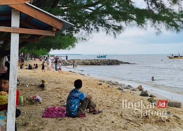 Pantai Wates Rembang Diserbu Ribuan Wisatawan, Kunjungan Diprediksi Terus Meningkat 25 Pantai Wisata Pasir Putih Wates di Kecamatan Kaliori, Kabupaten Rembang. (Vicky Rio/Lingkarjateng.id)