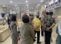 Personel Satpol PP Kendal mengamankan kegiatan monitoring harga bapokting yang dilakukan Bupati Kendal Dyah Kartika Permanasari di Yogya Mall Weleri, Selasa, 10 Maret 2026. (Unggul Priambodo/Lingkarjateng.id)