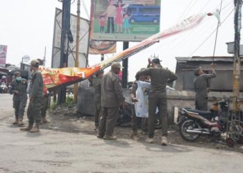 MENERTIBKAN: Jajaran Satuan Polisi Pamong Praja dan Pemadam Kebakaran (Satpol PP dan Damkar) Kabupaten Kendal menertibkan reklame di wilayah Kecamatan Brangsong pada Senin, 2 Maret 2026. (Arvian Maulana/Lingkarjateng.id)