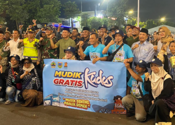 Bupati Kudus, Sam’ani Intakoris saat menyambut ratusan pemudik dari Jakarta di Pendapa Kabupaten Kudus pada Senin (16/3) malam. Foto : Fahtur / Lingkar Jateng