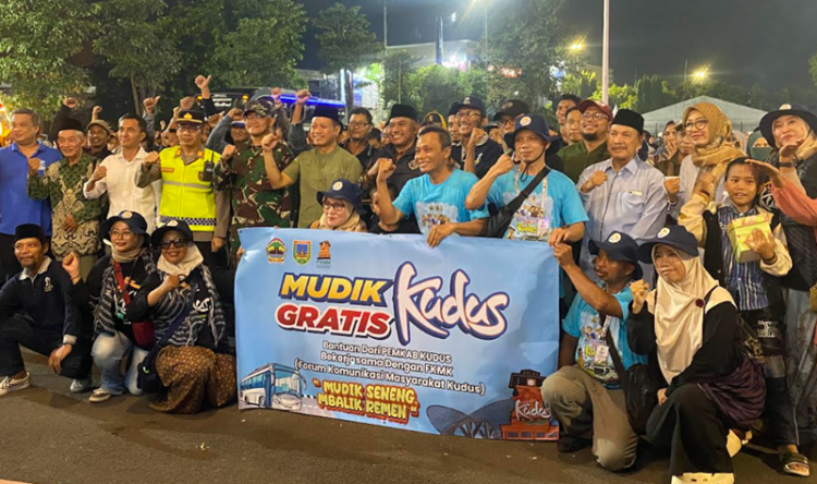 Bupati Kudus, Sam’ani Intakoris saat menyambut ratusan pemudik dari Jakarta di Pendapa Kabupaten Kudus pada Senin (16/3) malam. Foto : Fahtur / Lingkar Jateng