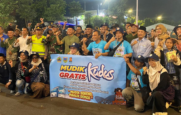 Program Mudik Gratis Diminati Warga, Bupati Kudus Sama’ani Ungkap Hal Ini 25 Bupati Kudus, Sam’ani Intakoris saat menyambut ratusan pemudik dari Jakarta di Pendapa Kabupaten Kudus pada Senin (16/3) malam. Foto : Fahtur / Lingkar Jateng